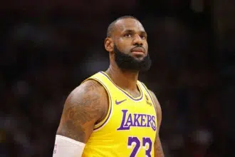 Alt: LeBron James breaks NBA record with historic shot