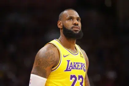 Alt: LeBron James breaks NBA record with historic shot