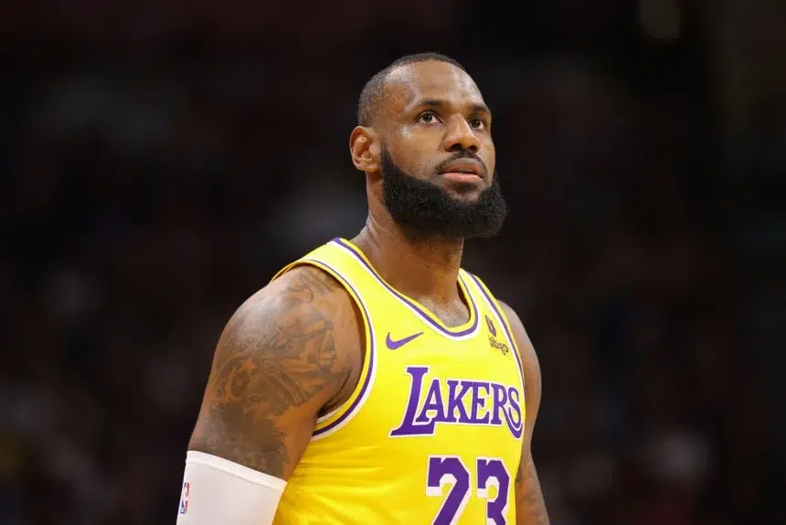 Alt: LeBron James breaks NBA record with historic shot
